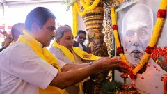 ಗದ್ದುಗೆ ಗುದ್ದಾಟ|ಕೆ.ಸಿ. ವೇಣುಗೋಪಾಲ್‌ ಎದುರೇ ಸಿದ್ದರಾಮಯ್ಯ-ಡಿಕೆಶಿ ಬಣಗಳ ಬಲ ಪ್ರದರ್ಶನ!