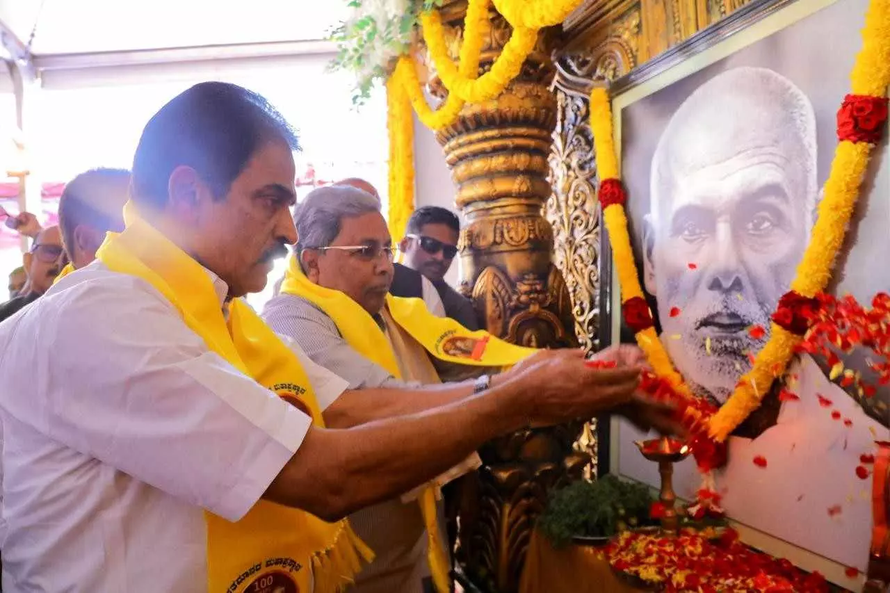 ಗದ್ದುಗೆ ಗುದ್ದಾಟ|ಕೆ.ಸಿ. ವೇಣುಗೋಪಾಲ್‌ ಎದುರೇ ಸಿದ್ದರಾಮಯ್ಯ-ಡಿಕೆಶಿ ಬಣಗಳ ಬಲ ಪ್ರದರ್ಶನ!