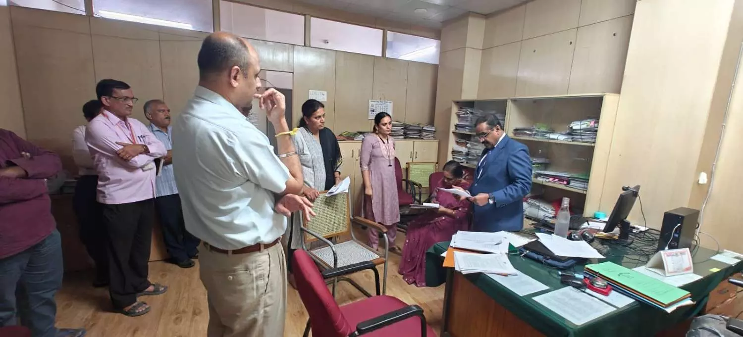 ವರ್ಗಾವಣೆ ದಂಧೆ: ಶಿಕ್ಷಣ ಇಲಾಖೆಯ 12 ಕಚೇರಿಗಳ ಮೇಲೆ ಲೋಕಾಯುಕ್ತ ದಾಳಿ ವರ್ಗಾವಣೆ ದಂಧೆ: ಶಿಕ್ಷಣ ಇಲಾಖೆಯ 12 ಕಚೇರಿಗಳ ಮೇಲೆ ಲೋಕಾಯುಕ್ತ ದಾಳಿ