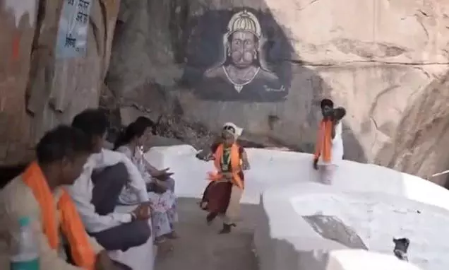 ಭರತನಾಟ್ಯವಾಡುತ್ತಲೇ 8:54 ನಿಮಿಷದಲ್ಲಿ ಅಂಜನಾದ್ರಿ ಬೆಟ್ಟ ಏರಿ ಹರಕೆ ತೀರಿಸಿದ ಬಾಲಕಿ ಭರತನಾಟ್ಯವಾಡುತ್ತಲೇ 8:54 ನಿಮಿಷದಲ್ಲಿ ಅಂಜನಾದ್ರಿ ಬೆಟ್ಟ ಏರಿ ಹರಕೆ ತೀರಿಸಿದ ಬಾಲಕಿ