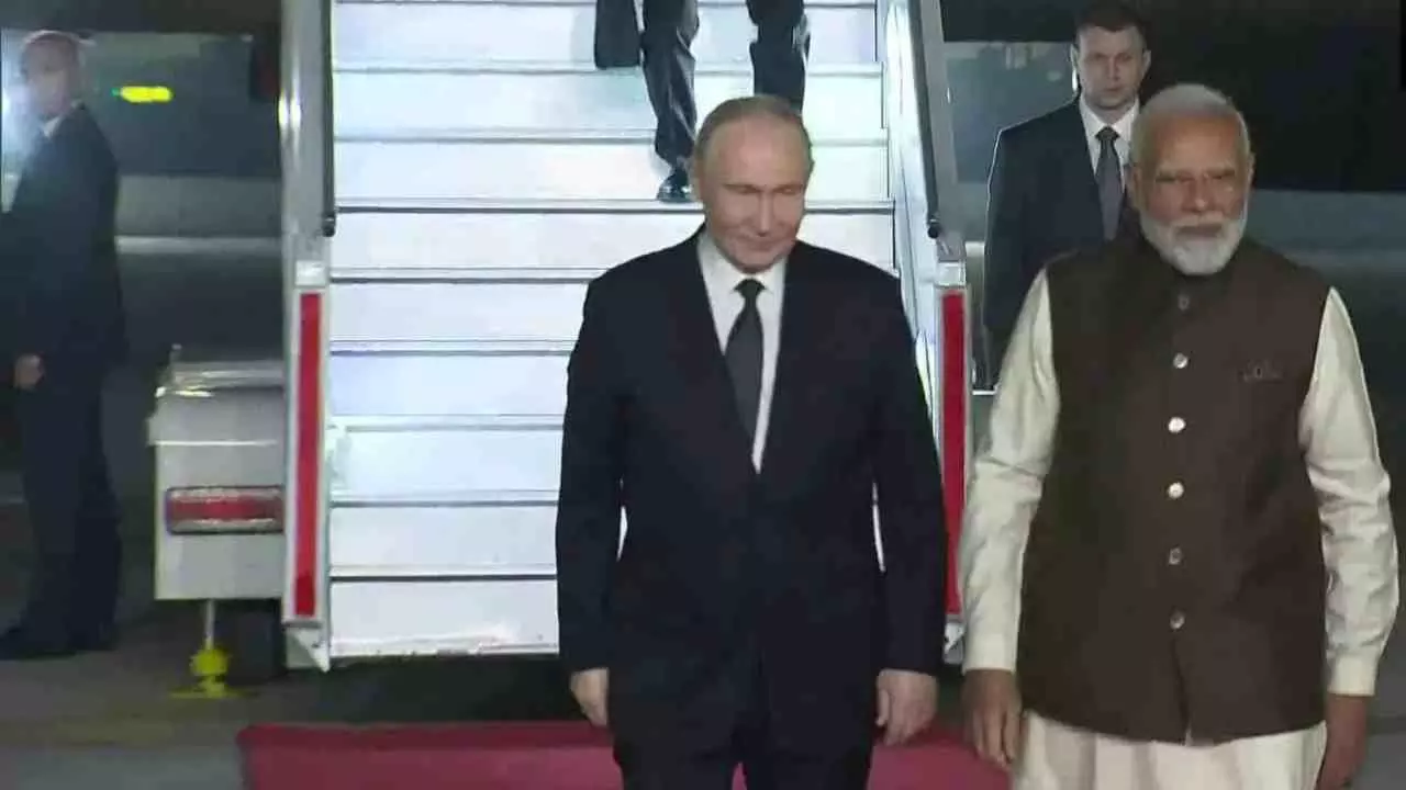 ದೆಹಲಿಗೆ ಬಂದಿಳಿದ ರಷ್ಯಾ ಅಧ್ಯಕ್ಷ ಪುಟಿನ್: ಒಂದೇ ಕಾರಿನಲ್ಲಿ ಪ್ರಯಾಣಿಸಿದ ಮೋದಿ-ಪುಟಿನ್ ದೆಹಲಿಗೆ ಬಂದಿಳಿದ ರಷ್ಯಾ ಅಧ್ಯಕ್ಷ ಪುಟಿನ್: ಒಂದೇ ಕಾರಿನಲ್ಲಿ ಪ್ರಯಾಣಿಸಿದ ಮೋದಿ-ಪುಟಿನ್