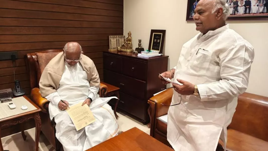 Request to Kharge to raise the issue of sugarcane and maize farmers in Parliament
