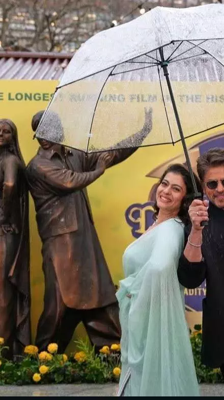 DDLJಗೆ 30 ವರ್ಷ| ಲಂಡನ್ನಲ್ಲಿ ರಾಜ್-ಸಿಮ್ರಾನ್ನ ಕಂಚಿನ ಪ್ರತಿಮೆ ಅನಾವರಣ DDLJಗೆ 30 ವರ್ಷ| ಲಂಡನ್ನಲ್ಲಿ ರಾಜ್-ಸಿಮ್ರಾನ್ನ ಕಂಚಿನ ಪ್ರತಿಮೆ ಅನಾವರಣ