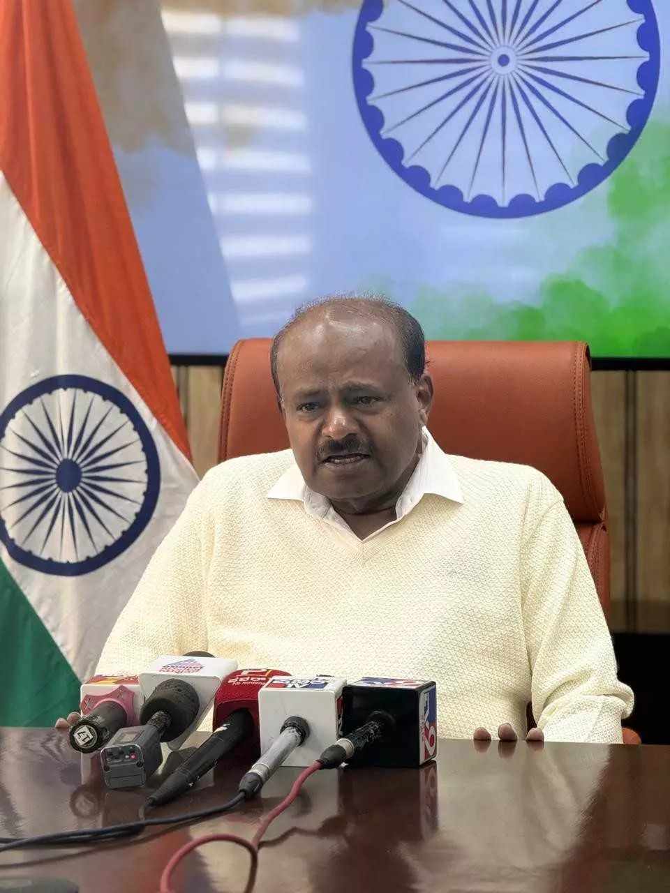 ʼಮಂಡ್ಯಕ್ಕೆ ನನ್ನ ಕೊಡುಗೆ ಹೇಳುತ್ತೇನೆ; ನಿಮ್ಮ ಕೊಡುಗೆ ಪಟ್ಟಿ ಕೊಡಿʼ : ಸಿಎಂಗೆ ಎಚ್ಡಿಕೆ ಸವಾಲು ʼಮಂಡ್ಯಕ್ಕೆ ನನ್ನ ಕೊಡುಗೆ ಹೇಳುತ್ತೇನೆ; ನಿಮ್ಮ ಕೊಡುಗೆ ಪಟ್ಟಿ ಕೊಡಿʼ : ಸಿಎಂಗೆ ಎಚ್ಡಿಕೆ ಸವಾಲು