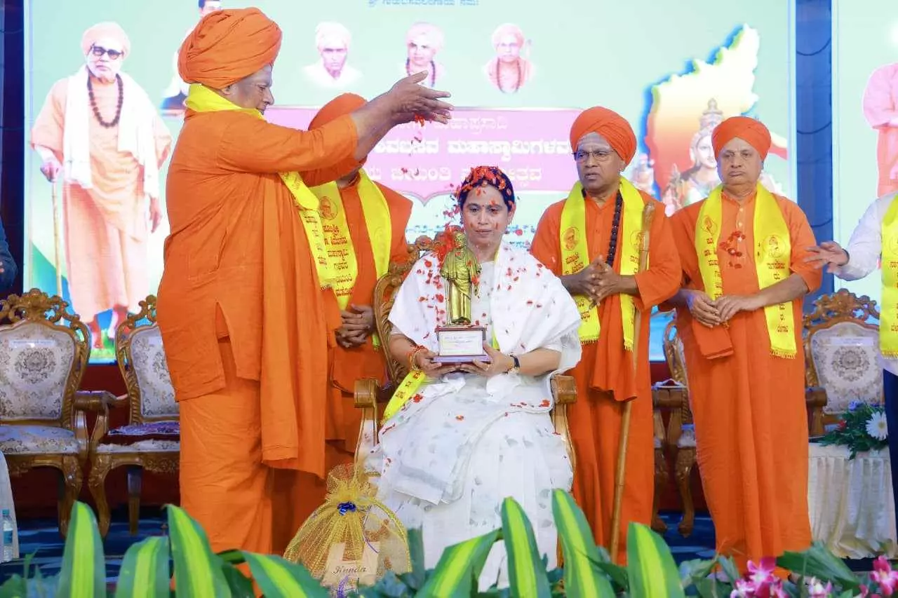 ಮಠಗಳ ಸೇವಾ ಕಾರ್ಯ ಸರ್ಕಾರಕ್ಕೆ ಸ್ಫೂರ್ತಿ: ಸಚಿವೆ ಲಕ್ಷ್ಮೀ ಹೆಬ್ಬಾಳಕರ್ ಶ್ಲಾಘನೆ