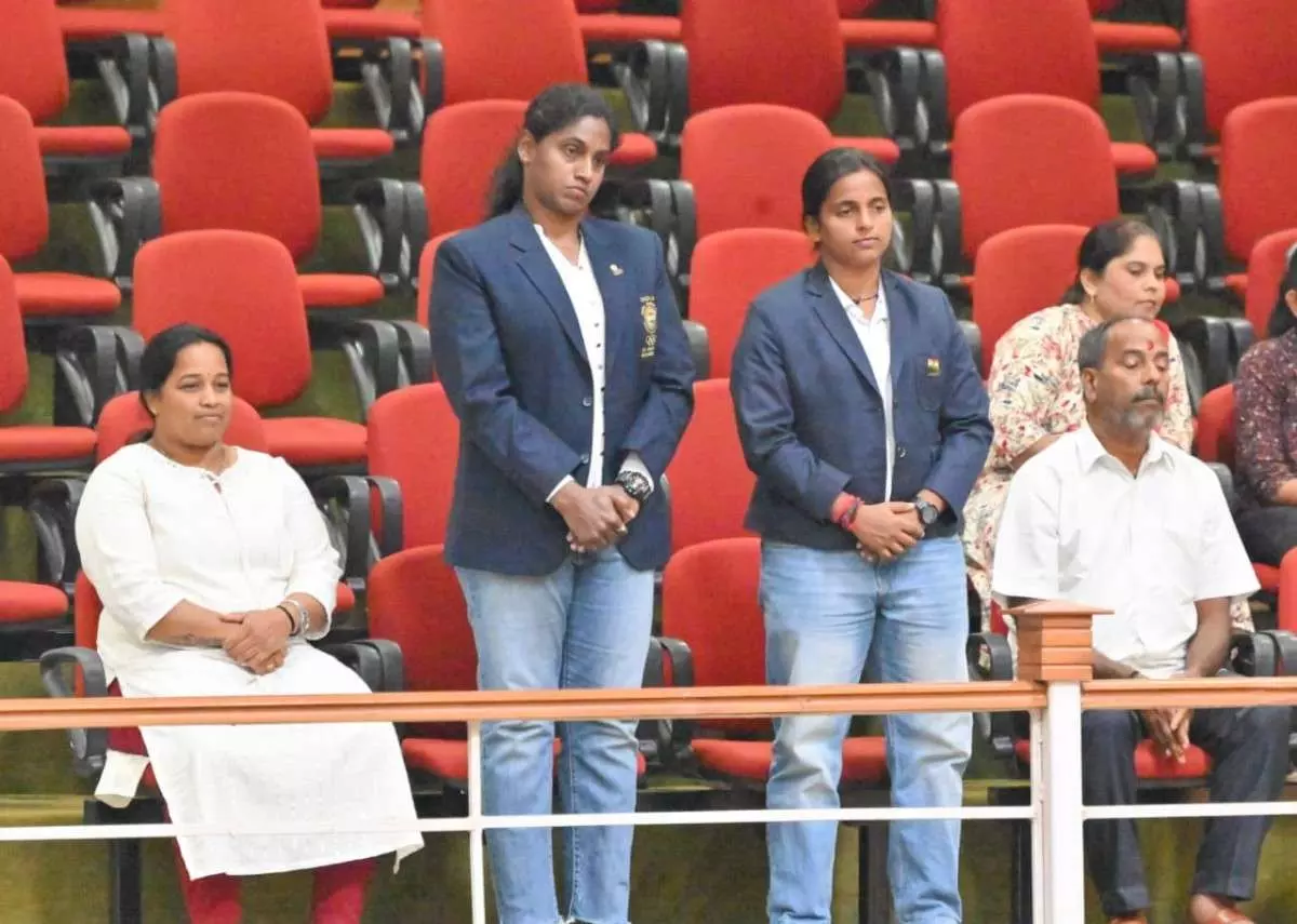 CM Siddaramaiah Honours Kabaddi World Cup Gold Medallist Dhanalakshmi Poojari CM Siddaramaiah Honours Kabaddi World Cup Gold Medallist Dhanalakshmi Poojari