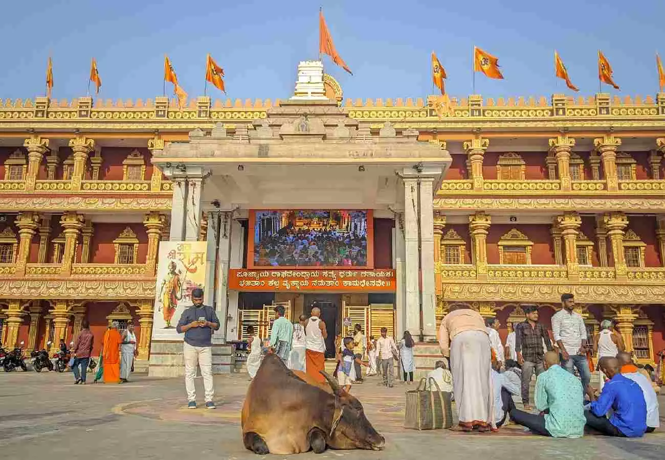 ಮಂತ್ರಾಲಯದಲ್ಲಿ ವಿವಾದ- ಕನ್ನಡ ಬೋರ್ಡ್ಗಳಿಗೆ ತೆಲುಗು ಭಾಷಿಗರ ಆಕ್ಷೇಪ ಮಂತ್ರಾಲಯದಲ್ಲಿ ವಿವಾದ- ಕನ್ನಡ ಬೋರ್ಡ್ಗಳಿಗೆ ತೆಲುಗು ಭಾಷಿಗರ ಆಕ್ಷೇಪ