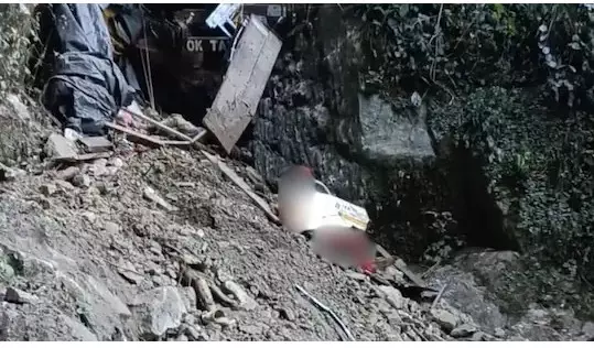 ಅರುಣಾಚಲ ಪ್ರದೇಶ|ಕಮರಿಗೆ ಉರುಳಿದ ವಾಹನ; 21 ಕೂಲಿ ಕಾರ್ಮಿಕರು ಸಾವು ಅರುಣಾಚಲ ಪ್ರದೇಶ|ಕಮರಿಗೆ ಉರುಳಿದ ವಾಹನ; 21 ಕೂಲಿ ಕಾರ್ಮಿಕರು ಸಾವು