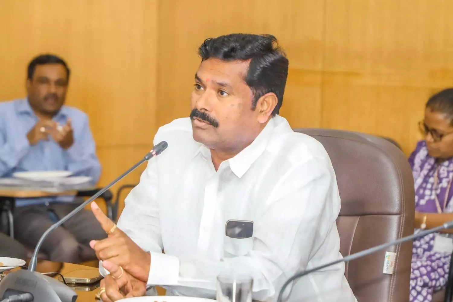 ಕನ್ನಡ ಕಡ್ಡಾಯ| ನಾಮಫಲಕದಲ್ಲಿ ಶೇ.60ರಷ್ಟು ಕನ್ನಡ ಕಡ್ಡಾಯಕ್ಕೆ ಜಿಲ್ಲಾಧಿಕಾರಿಗಳಿಗೆ ಸೂಚನೆ ಕನ್ನಡ ಕಡ್ಡಾಯ| ನಾಮಫಲಕದಲ್ಲಿ ಶೇ.60ರಷ್ಟು ಕನ್ನಡ ಕಡ್ಡಾಯಕ್ಕೆ ಜಿಲ್ಲಾಧಿಕಾರಿಗಳಿಗೆ ಸೂಚನೆ