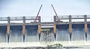 Tungabhadra Dam Overhaul: 24th Crest Gate Cutting Underway; Stoplog Removal After Dec 30 Expected Tungabhadra Dam Overhaul: 24th Crest Gate Cutting Underway; Stoplog Removal After Dec 30 Expected
