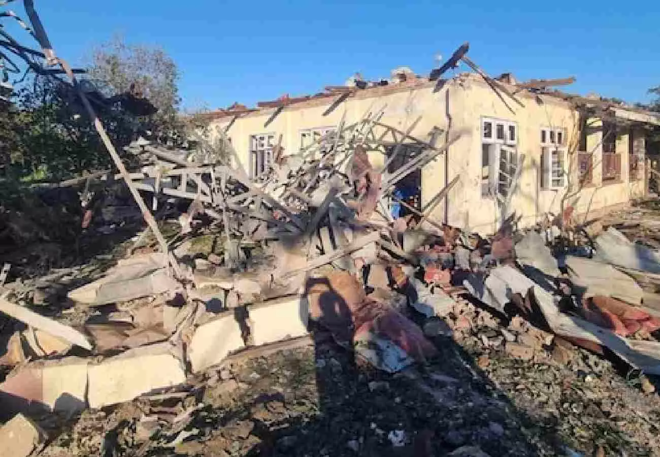 ಸೇನೆಯ ಭೀಕರ ದಾಳಿಗೆ ಆಸ್ಪತ್ರೆ ಪುಡಿ ಪುಡಿ; ರೋಗಿಗಳು ಸೇರಿ 34 ಜನ ಬಲಿ ಸೇನೆಯ ಭೀಕರ ದಾಳಿಗೆ ಆಸ್ಪತ್ರೆ ಪುಡಿ ಪುಡಿ; ರೋಗಿಗಳು ಸೇರಿ 34 ಜನ ಬಲಿ