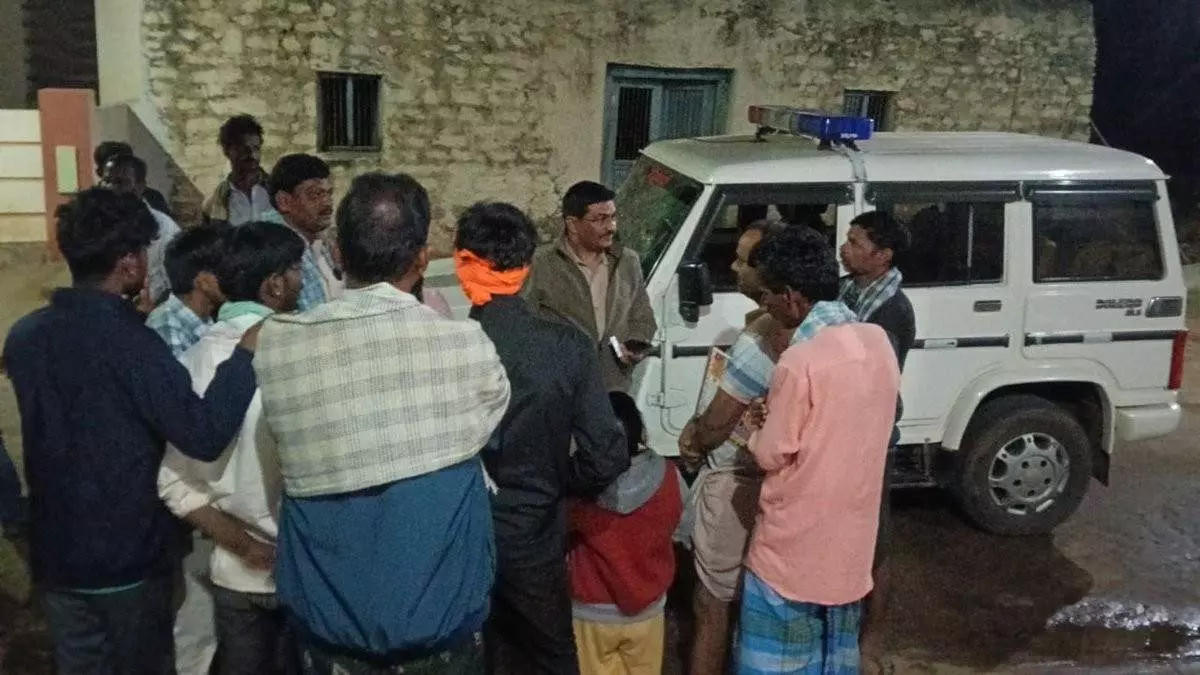 ದಾವಣಗೆರೆ ಗಡಿ ಗ್ರಾಮದಲ್ಲಿ ಕೇಳಿಸಿದ ನಿಗೂಢ ಶಬ್ದ: ಭೂಮಿ ಕಂಪಿಸಿದ ಅನುಭವಕ್ಕೆ ಬೆಚ್ಚಿಬಿದ್ದ ಜನರು ದಾವಣಗೆರೆ ಗಡಿ ಗ್ರಾಮದಲ್ಲಿ ಕೇಳಿಸಿದ ನಿಗೂಢ ಶಬ್ದ: ಭೂಮಿ ಕಂಪಿಸಿದ ಅನುಭವಕ್ಕೆ ಬೆಚ್ಚಿಬಿದ್ದ ಜನರು