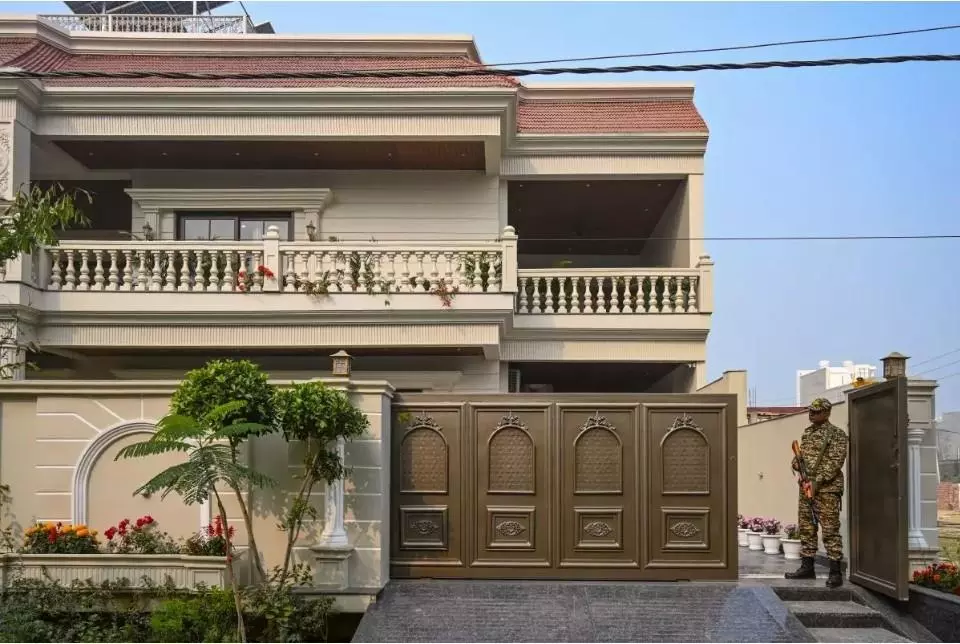 ಅಕ್ರಮ ಕೆಮ್ಮಿನ ಸಿರಪ್ ದಂಧೆ: ವಜಾಗೊಂಡ ಪೊಲೀಸ್ ಪೇದೆಯ 7 ಕೋಟಿ ರೂ. ಮೌಲ್ಯದ ಐಷಾರಾಮಿ ಬಂಗಲೆ ಕಂಡು ಅಧಿಕಾರಿಗಳು ದಂಗು! ಅಕ್ರಮ ಕೆಮ್ಮಿನ ಸಿರಪ್ ದಂಧೆ: ವಜಾಗೊಂಡ ಪೊಲೀಸ್ ಪೇದೆಯ 7 ಕೋಟಿ ರೂ. ಮೌಲ್ಯದ ಐಷಾರಾಮಿ ಬಂಗಲೆ ಕಂಡು ಅಧಿಕಾರಿಗಳು ದಂಗು!