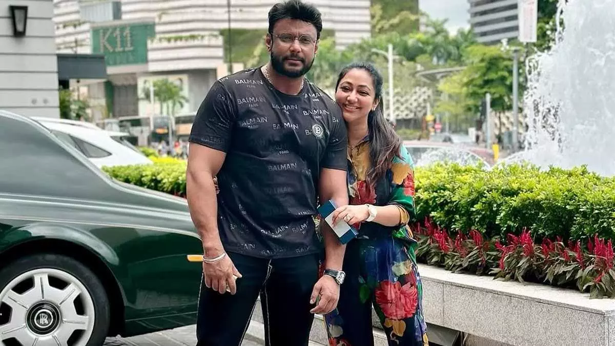 ದರ್ಶನ್ ಇಲ್ಲದಿದ್ದರೂ ಅಭಿಮಾನಿಗಳು ಅವರನ್ನು ತಲೆ ಮೇಲೆ ಹೊತ್ತುಕೊಂಡು ಮೆರೆಸುತ್ತಾರೆ; ವಿಜಯಲಕ್ಷ್ಮಿ ಸಂತಸ ದರ್ಶನ್ ಇಲ್ಲದಿದ್ದರೂ ಅಭಿಮಾನಿಗಳು ಅವರನ್ನು ತಲೆ ಮೇಲೆ ಹೊತ್ತುಕೊಂಡು ಮೆರೆಸುತ್ತಾರೆ; ವಿಜಯಲಕ್ಷ್ಮಿ ಸಂತಸ