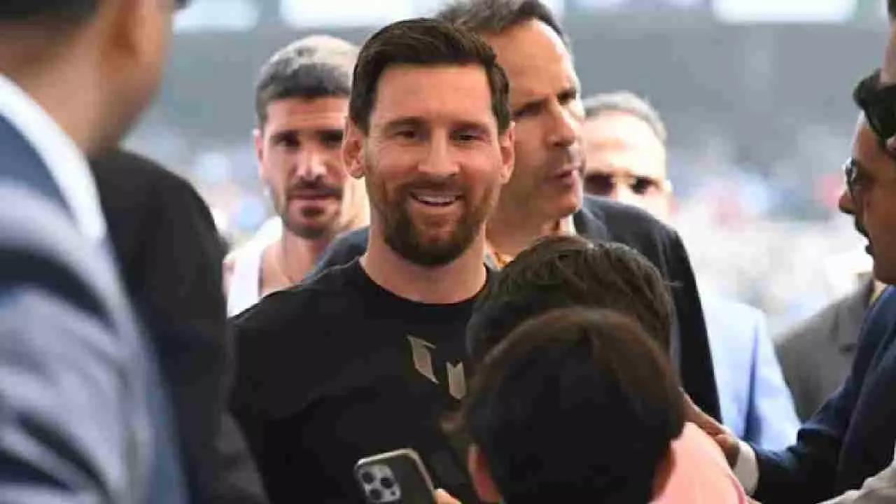 ಮೆಸ್ಸಿ ಜೊತೆ ಹ್ಯಾಂಡ್ಶೇಕ್ ಮಾಡೋಕೆ ಬರೋಬ್ಬರಿ 1 ಕೋಟಿ ರೂ.! ಮೆಸ್ಸಿ ಜೊತೆ ಹ್ಯಾಂಡ್ಶೇಕ್ ಮಾಡೋಕೆ ಬರೋಬ್ಬರಿ 1 ಕೋಟಿ ರೂ.!