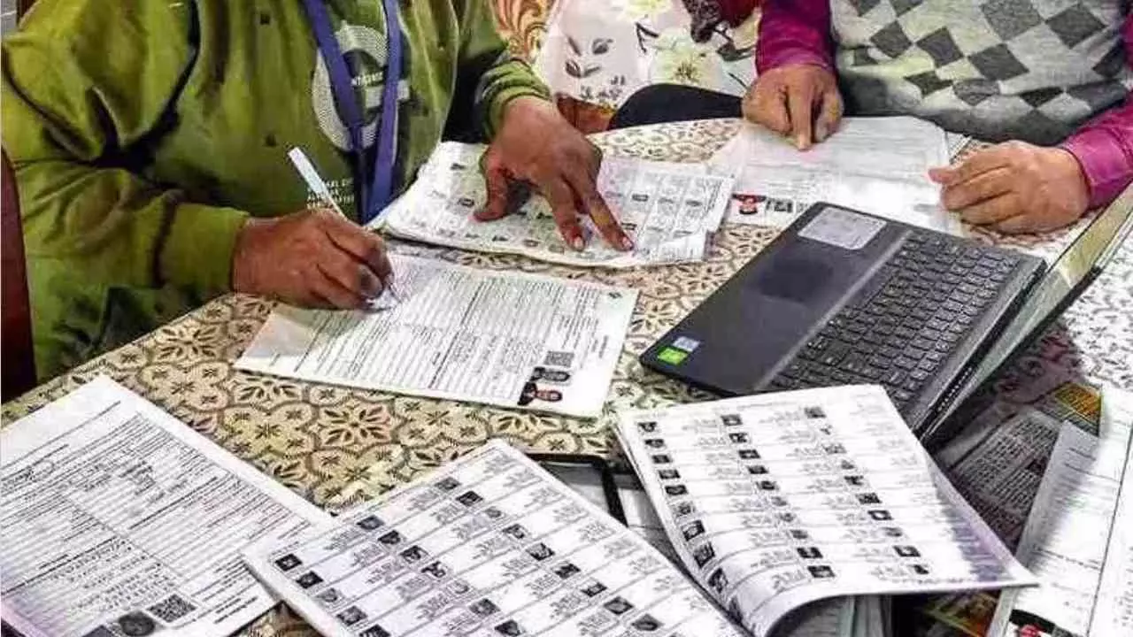 ಕೇರಳದಲ್ಲಿ 25 ಲಕ್ಷಕ್ಕೂ ಹೆಚ್ಚು ಮತದಾರರ ಸುಳಿವೇ ಇಲ್ಲ: 6.44 ಲಕ್ಷ ಮಂದಿ ಮೃತರಾಗಿರುವ ಮಾಹಿತಿ ಕೇರಳದಲ್ಲಿ 25 ಲಕ್ಷಕ್ಕೂ ಹೆಚ್ಚು ಮತದಾರರ ಸುಳಿವೇ ಇಲ್ಲ: 6.44 ಲಕ್ಷ ಮಂದಿ ಮೃತರಾಗಿರುವ ಮಾಹಿತಿ