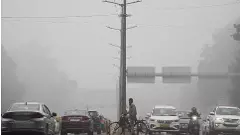 ದೆಹಲಿಯಲ್ಲಿ ದಟ್ಟ ಮಂಜಿನ ಆಟ, ವಾಯು ಮಾಲಿನ್ಯದ ಕಾಟ: ಸಂಚಾರ ಅಸ್ತವ್ಯಸ್ತ, ಉಸಿರಾಟಕ್ಕೂ ಕಷ್ಟ!