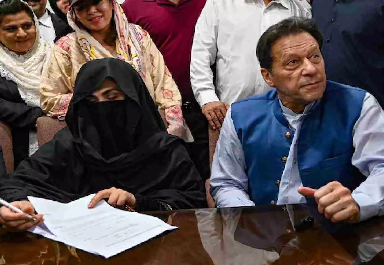 ಪಾಕ್ ಮಾಜಿ ಪ್ರಧಾನಿ ಇಮ್ರಾನ್ ಖಾನ್, ಪತ್ನಿ ಬುಶ್ರಾಗೆ ಮತ್ತೆ 17 ವರ್ಷ ಜೈಲು ಪಾಕ್ ಮಾಜಿ ಪ್ರಧಾನಿ ಇಮ್ರಾನ್ ಖಾನ್, ಪತ್ನಿ ಬುಶ್ರಾಗೆ ಮತ್ತೆ 17 ವರ್ಷ ಜೈಲು