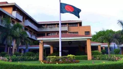 ಬಿಗಡಾಯಿಸಿದ ಭಾರತ-ಬಾಂಗ್ಲಾ ಸಂಬಂಧ-ವೀಸಾ ಸೇವೆ ಸ್ಥಗಿತ; ರಾಯಭಾರ ಕಚೇರಿ ಬಂದ್!