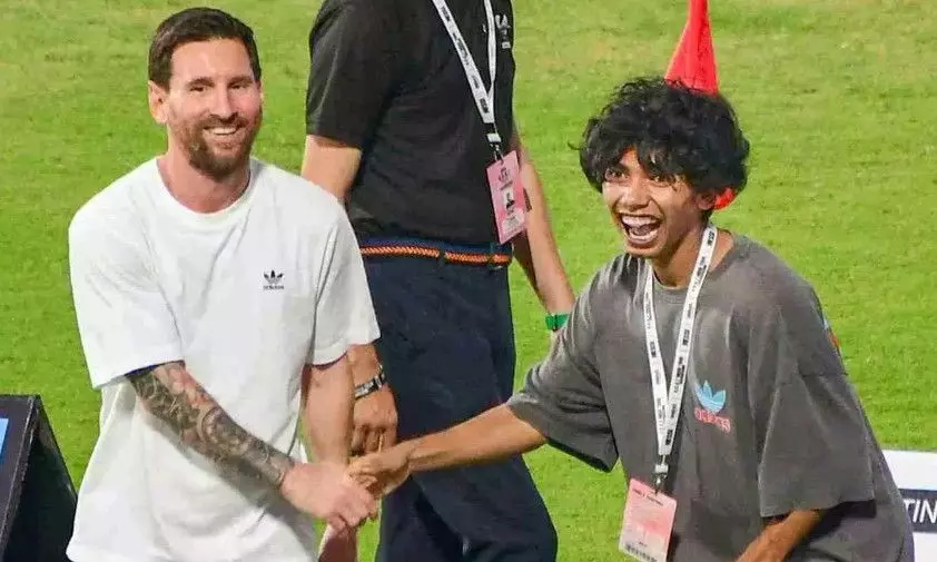 ಕ್ರಿಕೆಟ್ ಹುಚ್ಚಿನ ದೇಶದಲ್ಲಿ ಮೆಸ್ಸಿ ಮೆರೆದ ಫುಟ್ಬಾಲ್ ಉನ್ಮಾದ: ಸಂಭ್ರಮದಲ್ಲಿ ಮಿಂದೆದ್ದ ಯುವಸಮೂಹ ಕ್ರಿಕೆಟ್ ಹುಚ್ಚಿನ ದೇಶದಲ್ಲಿ ಮೆಸ್ಸಿ ಮೆರೆದ ಫುಟ್ಬಾಲ್ ಉನ್ಮಾದ: ಸಂಭ್ರಮದಲ್ಲಿ ಮಿಂದೆದ್ದ ಯುವಸಮೂಹ