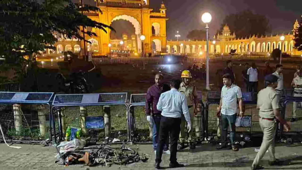 ಮೈಸೂರು ಅರಮನೆ ಬಳಿ ಬಲೂನ್ ಗ್ಯಾಸ್ ಸಿಲಿಂಡರ್ ಸ್ಫೋಟ: ಒಬ್ಬ ಮೃತ, ಮೂವರಿಗೆ ಗಂಭೀರ ಗಾಯ ಮೈಸೂರು ಅರಮನೆ ಬಳಿ ಬಲೂನ್ ಗ್ಯಾಸ್ ಸಿಲಿಂಡರ್ ಸ್ಫೋಟ: ಒಬ್ಬ ಮೃತ, ಮೂವರಿಗೆ ಗಂಭೀರ ಗಾಯ
