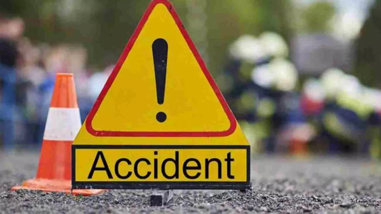 ನಿಂತಿದ್ದ ಲಾರಿಗೆ ಕಾರು ಡಿಕ್ಕಿ; ಪ್ರವಾಸ ಮುಗಿಸಿ ಮರಳುತ್ತಿದ್ದ ಮೂವರು ಸಾವು