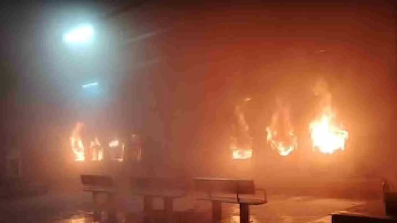 158 ಪ್ರಯಾಣಿಕರಿದ್ದ ಎಕ್ಸ್ಪ್ರೆಸ್ ರೈಲಿನ ಬೋಗಿಗಳಲ್ಲಿ ಅಗ್ನಿ ಅವಘಡ; ಒಬ್ಬ ಸಾವು 158 ಪ್ರಯಾಣಿಕರಿದ್ದ ಎಕ್ಸ್ಪ್ರೆಸ್ ರೈಲಿನ ಬೋಗಿಗಳಲ್ಲಿ ಅಗ್ನಿ ಅವಘಡ; ಒಬ್ಬ ಸಾವು