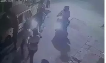 ಕತ್ರಿಗುಪ್ಪೆ|ತಾಯಿ-ಮಗನ ಮೇಲೆ ಲಾಂಗು ಮಚ್ಚಿನಿಂದ ಭೀಕರ ಹಲ್ಲೆ ನಡೆಸಿದ ಪುಡಿರೌಡಿಗಳು ಕತ್ರಿಗುಪ್ಪೆ|ತಾಯಿ-ಮಗನ ಮೇಲೆ ಲಾಂಗು ಮಚ್ಚಿನಿಂದ ಭೀಕರ ಹಲ್ಲೆ ನಡೆಸಿದ ಪುಡಿರೌಡಿಗಳು