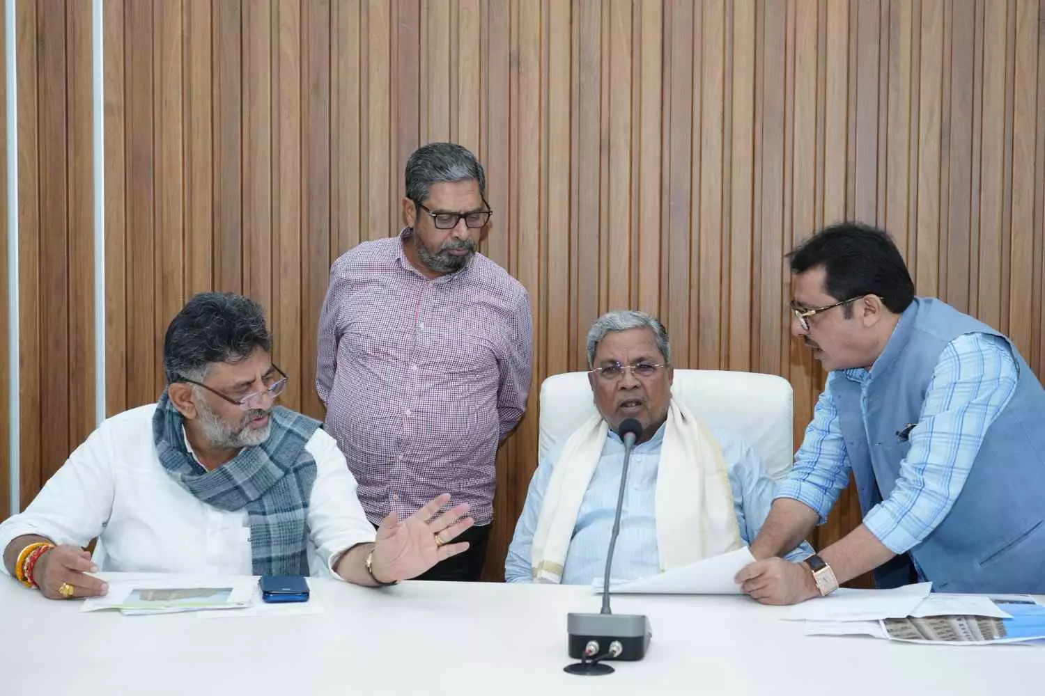 ಕೋಗಿಲು ಸಂತ್ರಸ್ತರಿಗೆ ಸರ್ಕಾರದಿಂದ ವಸತಿ ಭಾಗ್ಯ; ಆದರೂ ಷರತ್ತುಗಳಿವೆ... ಕೋಗಿಲು ಸಂತ್ರಸ್ತರಿಗೆ ಸರ್ಕಾರದಿಂದ ವಸತಿ ಭಾಗ್ಯ; ಆದರೂ ಷರತ್ತುಗಳಿವೆ...