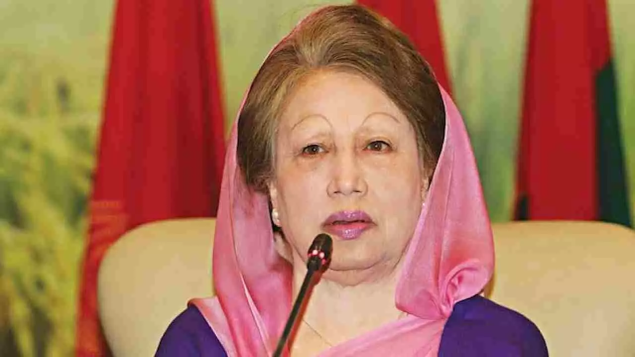 ಬಾಂಗ್ಲಾದೇಶದ ಮಾಜಿ ಪ್ರಧಾನಿ ಖಲೀದಾ ಜಿಯಾ ವಿಧಿವಶ: ಕಂಬನಿ ಮಿಡಿದ ಅಭಿಮಾನಿಗಳು ಬಾಂಗ್ಲಾದೇಶದ ಮಾಜಿ ಪ್ರಧಾನಿ ಖಲೀದಾ ಜಿಯಾ ವಿಧಿವಶ: ಕಂಬನಿ ಮಿಡಿದ ಅಭಿಮಾನಿಗಳು