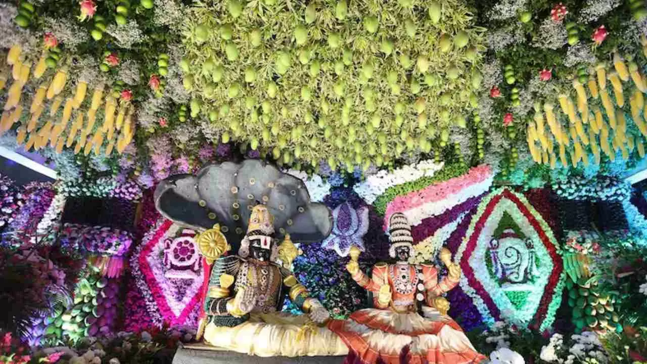 ದೇಶಾದ್ಯಂತ ವೈಕುಂಠ ಏಕಾದಶಿ ಸಂಭ್ರಮ: ವೆಂಕಟೇಶ್ವರ ಸನ್ನಿಧಿಗಳಲ್ಲಿ ಭಕ್ತ ಸಾಗರ ದೇಶಾದ್ಯಂತ ವೈಕುಂಠ ಏಕಾದಶಿ ಸಂಭ್ರಮ: ವೆಂಕಟೇಶ್ವರ ಸನ್ನಿಧಿಗಳಲ್ಲಿ ಭಕ್ತ ಸಾಗರ