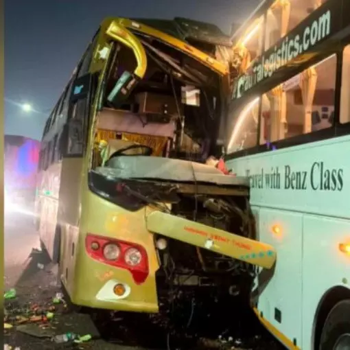 ಚಂದಾಪುರ ಮೇಲ್ಸೇತುವೆ ಮೇಲೆ ಭೀಕರ ಅಪಘಾತ; ಪ್ರಯಾಣಿಕರು ಪಾರು ಚಂದಾಪುರ ಮೇಲ್ಸೇತುವೆ ಮೇಲೆ ಭೀಕರ ಅಪಘಾತ; ಪ್ರಯಾಣಿಕರು ಪಾರು