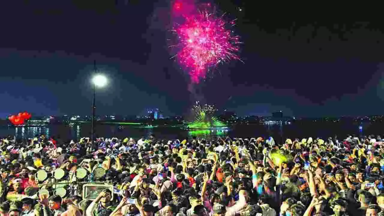 ಹೊಸ ವರ್ಷಕ್ಕೆ ಕರುನಾಡಿನಲ್ಲಿ ಅದ್ಧೂರಿ ಸ್ವಾಗತ! ಮುಗಿಲು ಮುಟ್ಟಿದ ಸಂಭ್ರಮಾಚರಣೆ