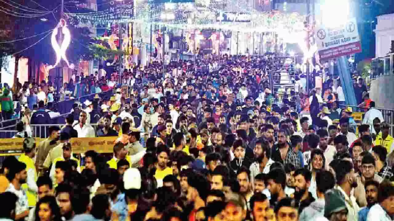 ಎಂಜಿ ರೋಡ್ನಲ್ಲಿ ಯುವತಿಯರ ವಿಚಾರಕ್ಕೆ ಕಿರಿಕ್- ಯುವಕನ ತಲೆಗೆ ಏಟು ಎಂಜಿ ರೋಡ್ನಲ್ಲಿ ಯುವತಿಯರ ವಿಚಾರಕ್ಕೆ ಕಿರಿಕ್- ಯುವಕನ ತಲೆಗೆ ಏಟು