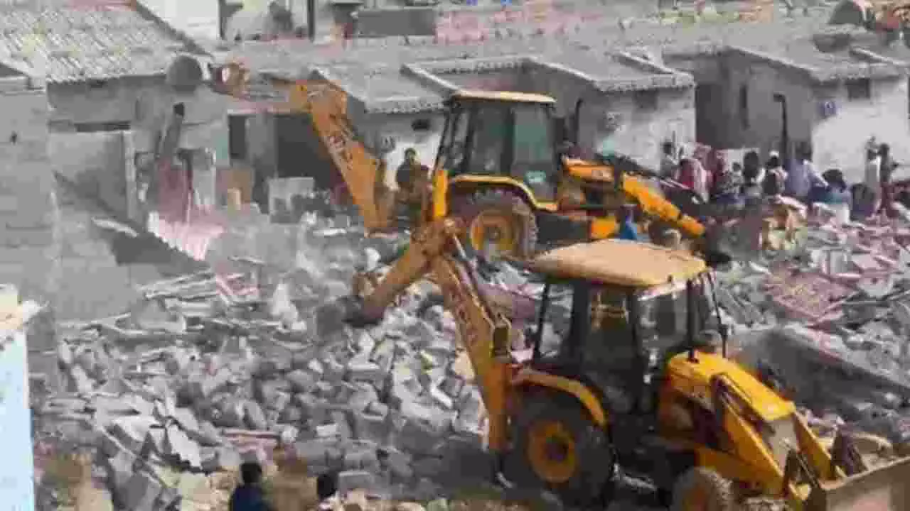 ಕೋಗಿಲು ಲೇಔಟ್ ಒತ್ತುವರಿದಾರರಿಗೆ ಮನೆ ಹಂಚಿಕೆ ವಿಳಂಬ: ಸರ್ಕಾರಕ್ಕೆ ಕಗ್ಗಂಟಾದ ಫಲಾನುಭವಿಗಳ ಪಟ್ಟಿ! ಕೋಗಿಲು ಲೇಔಟ್ ಒತ್ತುವರಿದಾರರಿಗೆ ಮನೆ ಹಂಚಿಕೆ ವಿಳಂಬ: ಸರ್ಕಾರಕ್ಕೆ ಕಗ್ಗಂಟಾದ ಫಲಾನುಭವಿಗಳ ಪಟ್ಟಿ!