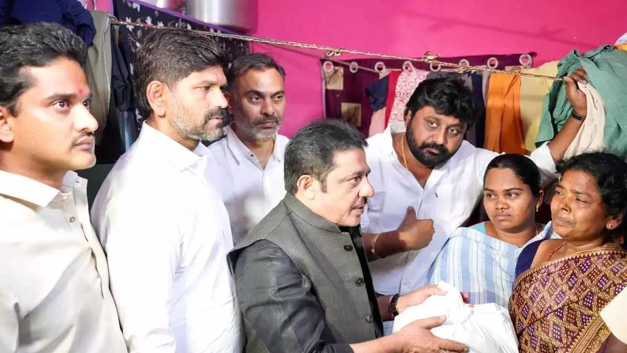 Bellary riots: Minister Zameer Ahmed provides Rs 25 lakh financial assistance to the family of the deceased activist