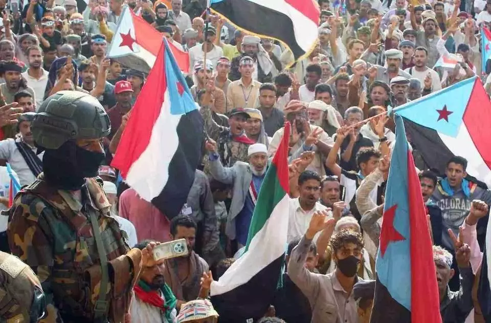 Mukalla falls to Saudi airstrikes; Riyadh forces push back separatists