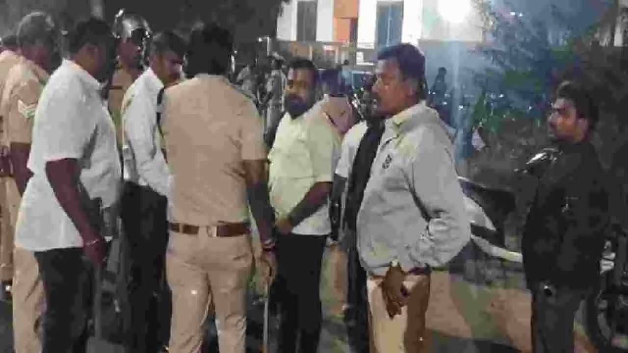 ಬಳ್ಳಾರಿ ಬ್ಯಾನರ್ ಗಲಾಟೆ ಪ್ರಕರಣ; 26 ಆರೋಪಿಗಳಿಗೆ ಜ. 19ರವರೆಗೆ ನ್ಯಾಯಾಂಗ ಬಂಧನ ಬಳ್ಳಾರಿ ಬ್ಯಾನರ್ ಗಲಾಟೆ ಪ್ರಕರಣ; 26 ಆರೋಪಿಗಳಿಗೆ ಜ. 19ರವರೆಗೆ ನ್ಯಾಯಾಂಗ ಬಂಧನ