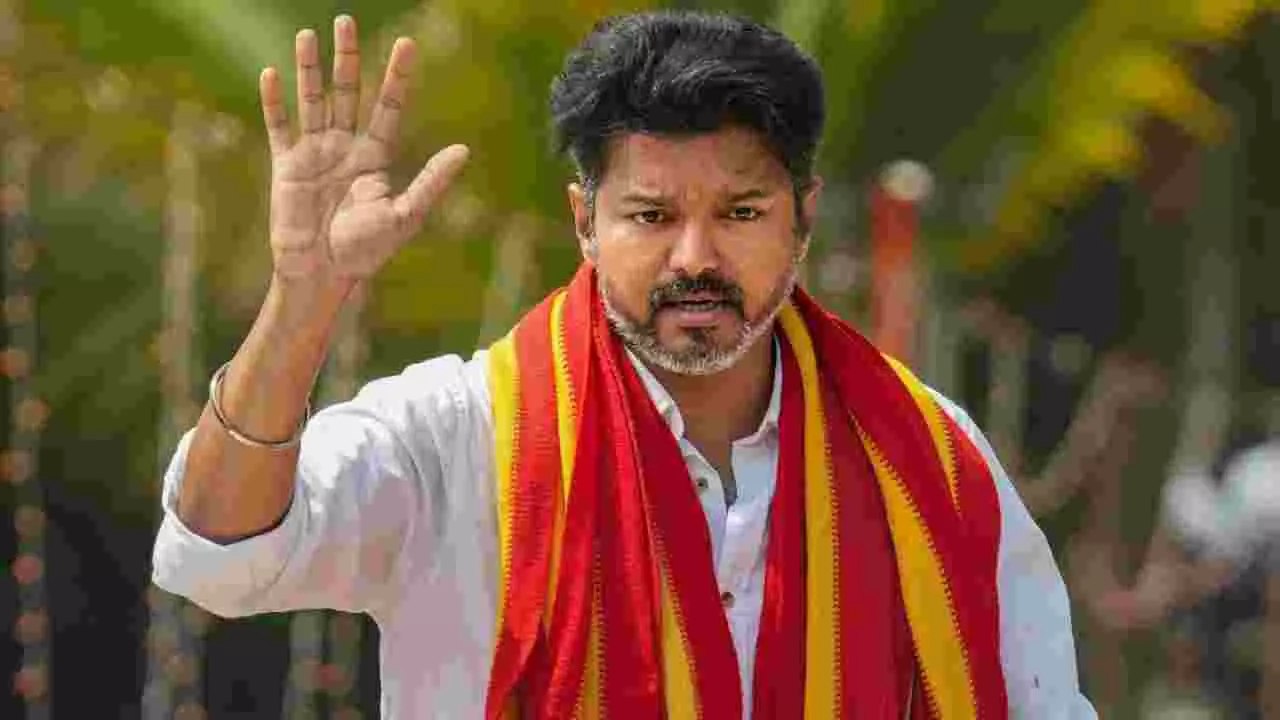 ಕರೂರು ಕಾಲ್ತುಳಿತ ಪ್ರಕರಣ- ನಟ ವಿಜಯ್ಗೆ ಸಿಬಿಐ ಸಮನ್ಸ್ ಕರೂರು ಕಾಲ್ತುಳಿತ ಪ್ರಕರಣ- ನಟ ವಿಜಯ್ಗೆ ಸಿಬಿಐ ಸಮನ್ಸ್