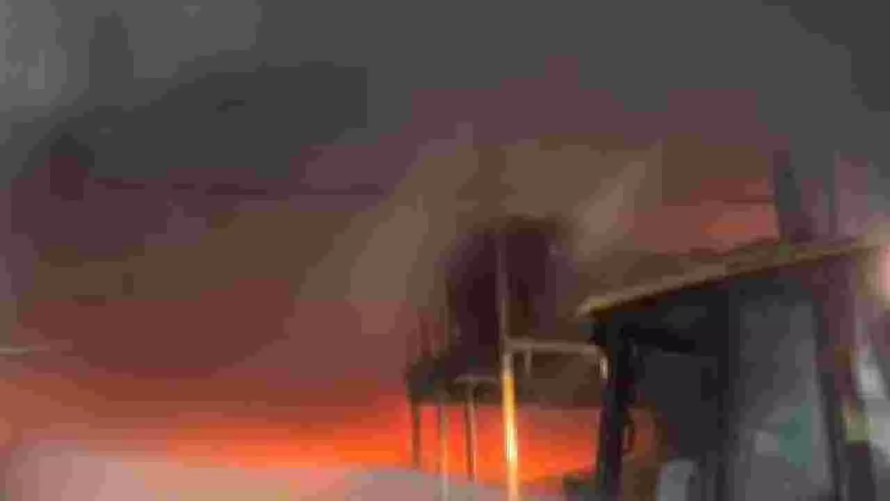 ಬೆಂಗಳೂರಿನಲ್ಲಿ ಅಗ್ನಿ ಅವಘಡ: 4 ಗೋಡೌನ್ಗಳು ಸುಟ್ಟು ಭಸ್ಮ! ಬೆಂಗಳೂರಿನಲ್ಲಿ ಅಗ್ನಿ ಅವಘಡ: 4 ಗೋಡೌನ್ಗಳು ಸುಟ್ಟು ಭಸ್ಮ!