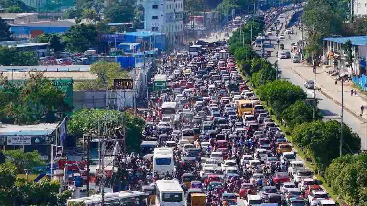 ದಟ್ಟಣೆಯಲ್ಲಿ ವಿಶ್ವಕ್ಕೇ 2ನೇ ಸ್ಥಾನ ಪಡೆದ ಸಿಲಿಕಾನ್ ಸಿಟಿ: ವಾಹನ ಸವಾರರ ಪರದಾಟದ ಚಿತ್ರಣ ಬಿಚ್ಚಿಟ್ಟ ವರದಿ ದಟ್ಟಣೆಯಲ್ಲಿ ವಿಶ್ವಕ್ಕೇ 2ನೇ ಸ್ಥಾನ ಪಡೆದ ಸಿಲಿಕಾನ್ ಸಿಟಿ: ವಾಹನ ಸವಾರರ ಪರದಾಟದ ಚಿತ್ರಣ ಬಿಚ್ಚಿಟ್ಟ ವರದಿ