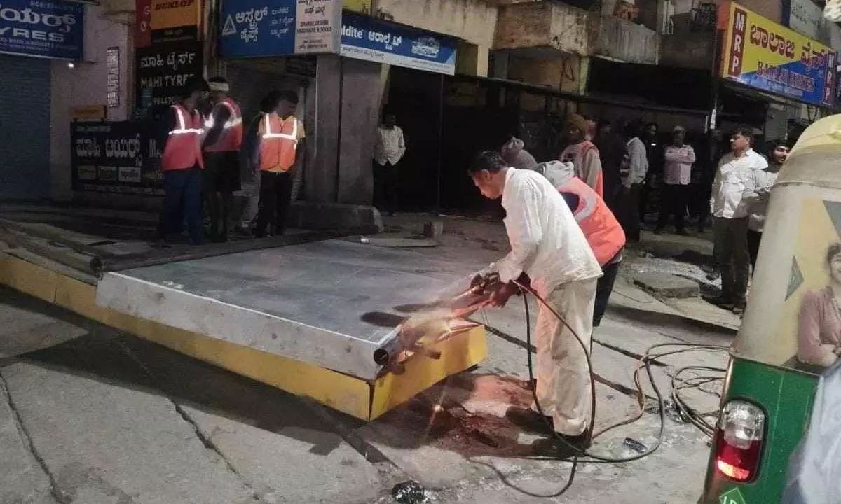 Eastern Municipal Corporation puts a stop to hoarding menace, removes more than 17 unauthorized billboards Eastern Municipal Corporation puts a stop to hoarding menace, removes more than 17 unauthorized billboards