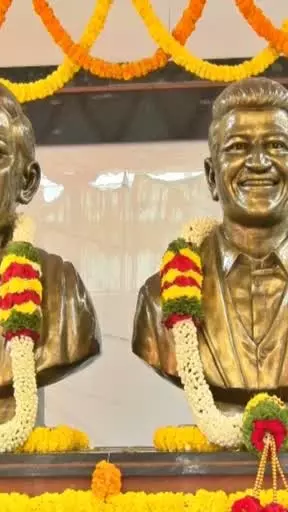 ಡಾ.ರಾಜ್ - ಪುನೀತ್ ಕಂಚಿನ ಪುತ್ಥಳಿ ಅನಾವರಣಗೊಳಿಸಿದ ಅಶ್ವಿನಿ ಪುನೀತ್ ರಾಜ್ಕುಮಾರ್ ಡಾ.ರಾಜ್ - ಪುನೀತ್ ಕಂಚಿನ ಪುತ್ಥಳಿ ಅನಾವರಣಗೊಳಿಸಿದ ಅಶ್ವಿನಿ ಪುನೀತ್ ರಾಜ್ಕುಮಾರ್