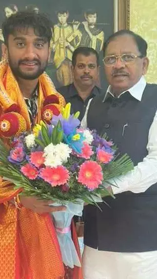 ಗೃಹ ಸಚಿವ ಜಿ. ಪರಮೇಶ್ವರ್ ಅವರನ್ನು ಭೇಟಿ ಮಾಡಿದ ಗಿಲ್ಲಿ ನಟ ಗೃಹ ಸಚಿವ ಜಿ. ಪರಮೇಶ್ವರ್ ಅವರನ್ನು ಭೇಟಿ ಮಾಡಿದ ಗಿಲ್ಲಿ ನಟ