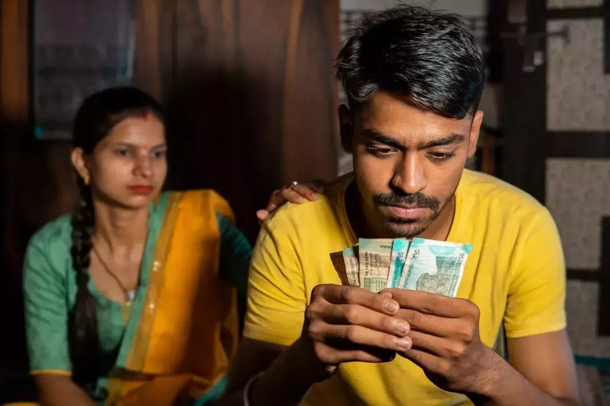 ಮಿತಿ ಮೀರಿದ ಆರ್ಥಿಕ ಅಭದ್ರತೆ: ಭಾರತದ ಕೌಟುಂಬಿಕ ಜೀವನದ ಮೇಲೆ ಅನಿಶ್ಚಿತತೆಯ ಸವಾರಿ ಮಿತಿ ಮೀರಿದ ಆರ್ಥಿಕ ಅಭದ್ರತೆ: ಭಾರತದ ಕೌಟುಂಬಿಕ ಜೀವನದ ಮೇಲೆ ಅನಿಶ್ಚಿತತೆಯ ಸವಾರಿ