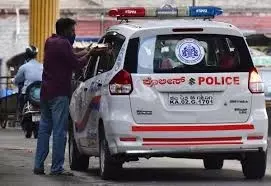 Police arrive within minutes of call; man rescued by tying kidnappers hoods