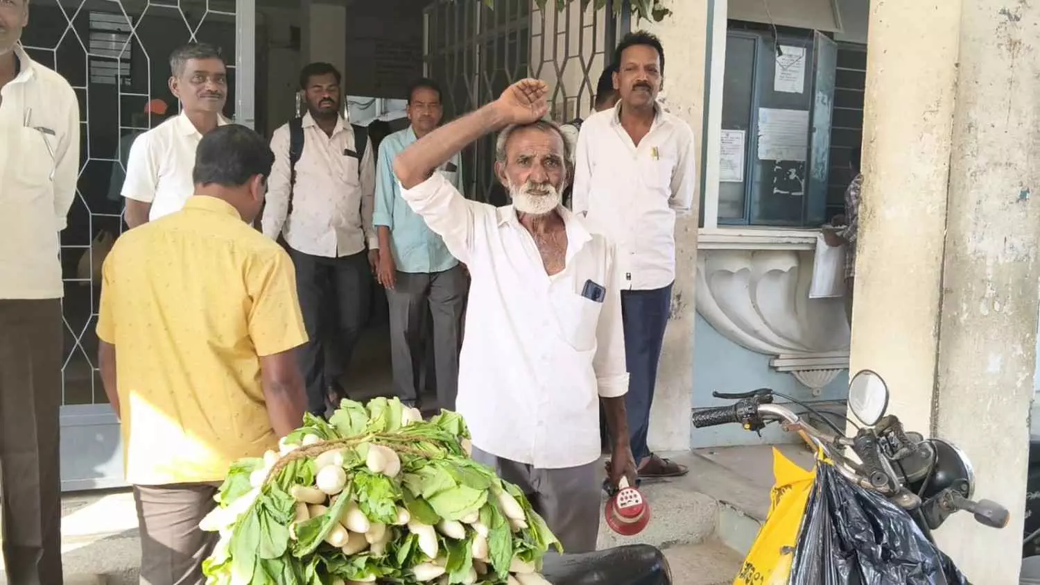No money to pay bribe, take radish! Farmers innovative protest against corruption of officials