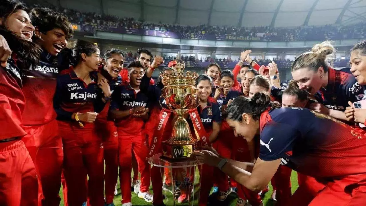 WPL 2026: 2ನೇ ಟ್ರೋಫಿ ಗೆದ್ದು ಇತಿಹಾಸ ನಿರ್ಮಿಸಿದ ಆರ್‌ಸಿಬಿ ವನಿತೆಯರು; ವಿರಾಟ್ ಕೊಹ್ಲಿ  ಶ್ಲಾಘನೆ