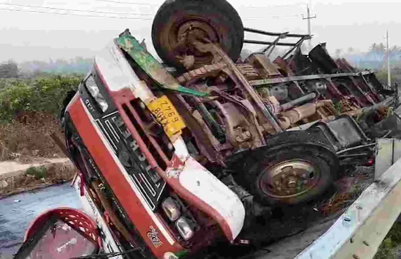 ರಾಜ್ಯದಲ್ಲಿ ಬೆಳ್ಳಂಬೆಳಗ್ಗೆ ಭೀಕರ ಅಪಘಾತ: ಏಳು ಜನ ದುರ್ಮರಣ