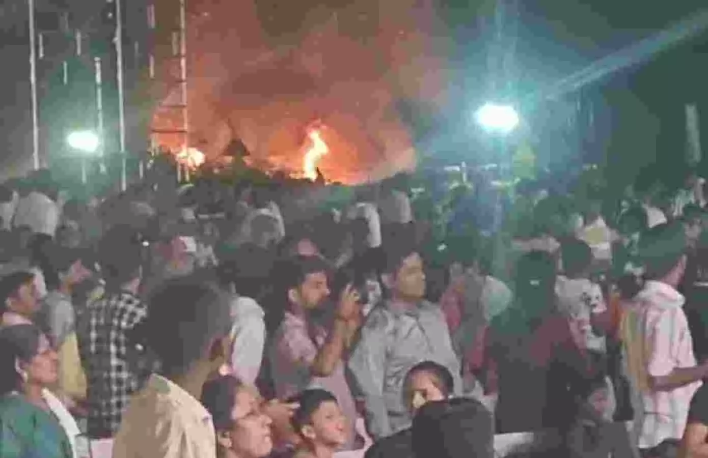 ಹಂಪಿ ಉತ್ಸವದಲ್ಲಿ ಅಗ್ನಿ ಅವಘಡ: ಸಿಎಂ ಎದುರೇ ಹೊತ್ತಿಕೊಂಡ ಬೆಂಕಿ! ತಪ್ಪಿದ ಭಾರೀ ಅನಾಹುತ ಹಂಪಿ ಉತ್ಸವದಲ್ಲಿ ಅಗ್ನಿ ಅವಘಡ: ಸಿಎಂ ಎದುರೇ ಹೊತ್ತಿಕೊಂಡ ಬೆಂಕಿ! ತಪ್ಪಿದ ಭಾರೀ ಅನಾಹುತ